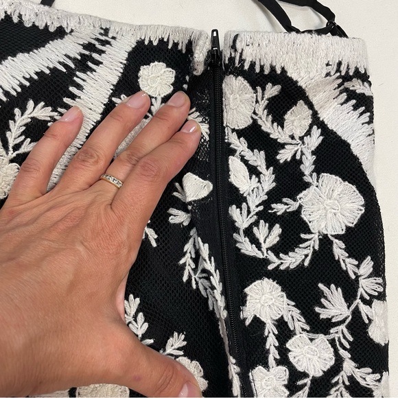 Ralph Lauren Embroidered Cropped Sleeveless Black White Blouse Size 12 - Picture 9 of 10